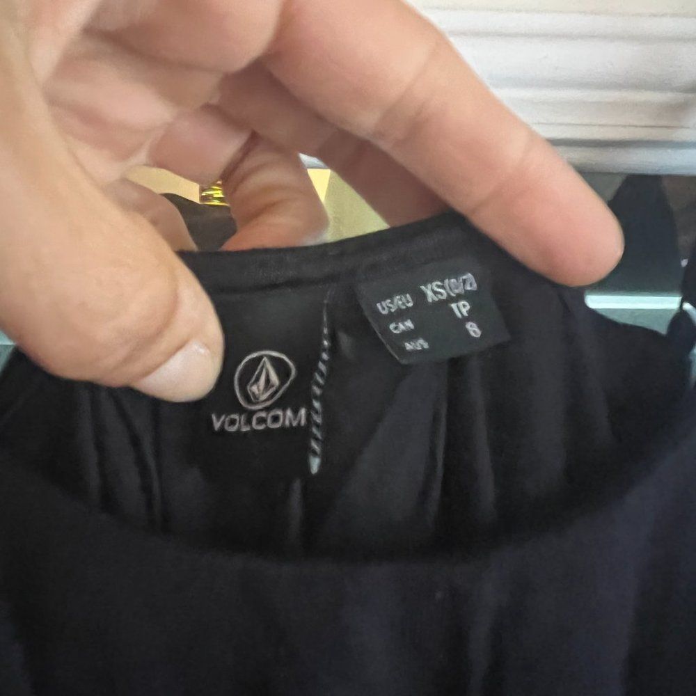 VOLCOM BLACK DRESS XSMALL - Picture 2 of 2